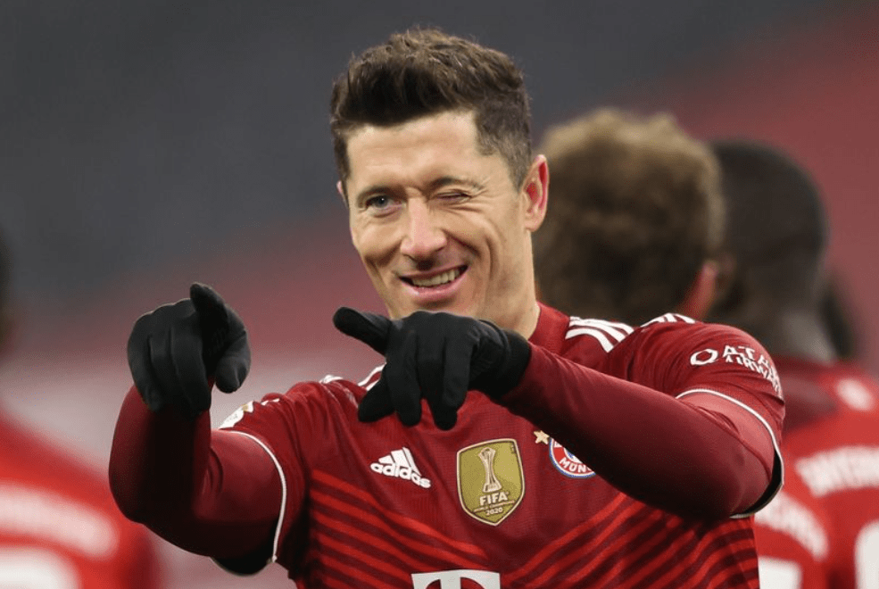 莱万多夫斯基重返赛场，反败为胜首场状态出色，拜仁观众沸腾！